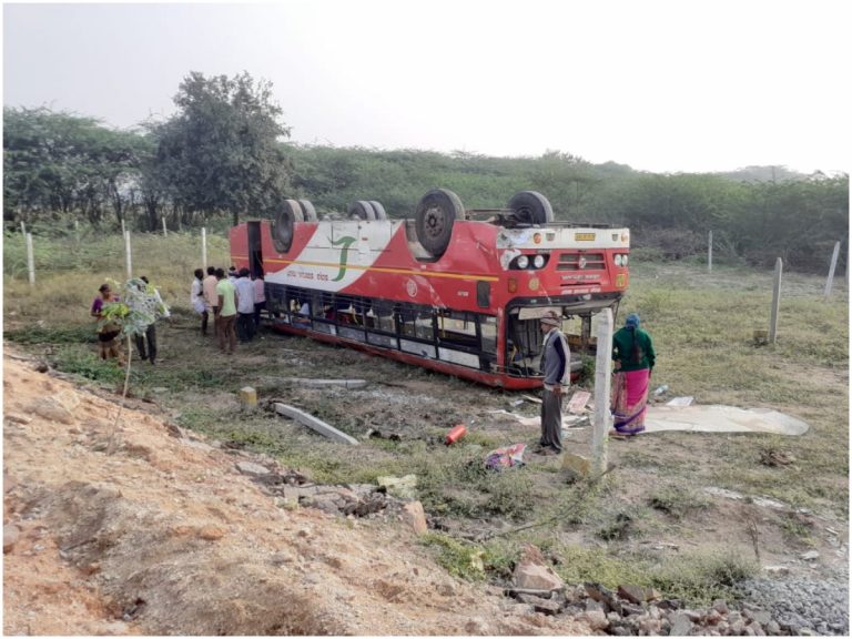 కర్ణాటక ఆర్టీసీ బస్ బోల్తా ..15 మందికి గాయాలు