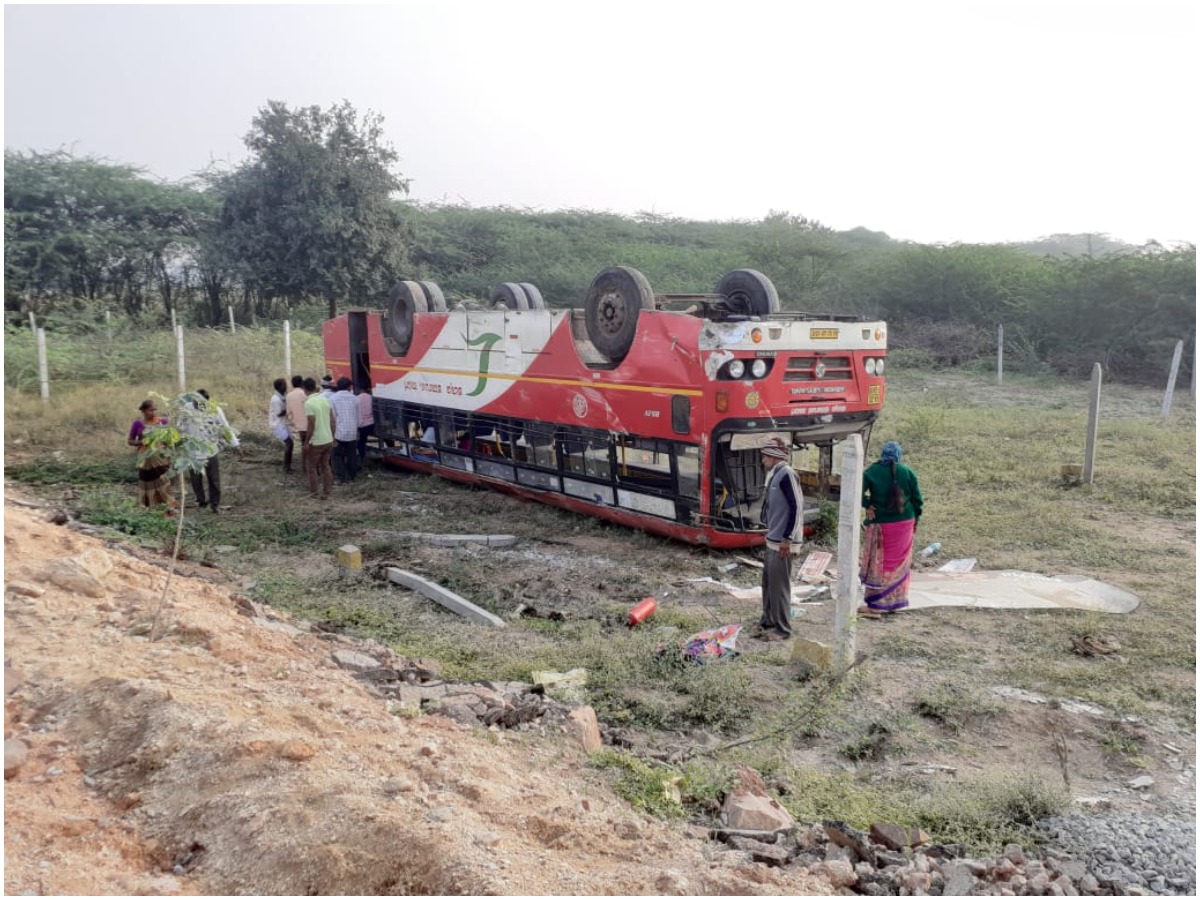 కర్ణాటక ఆర్టీసీ బస్ బోల్తా ..15 మందికి గాయాలు