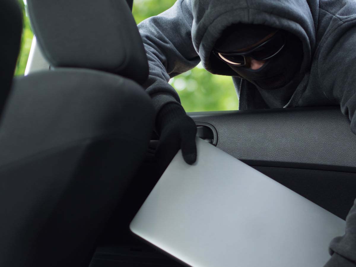 డెలివరీ బాయ్స్‌ పేరుతో ల్యాప్‌టాప్‌ల చోరీ