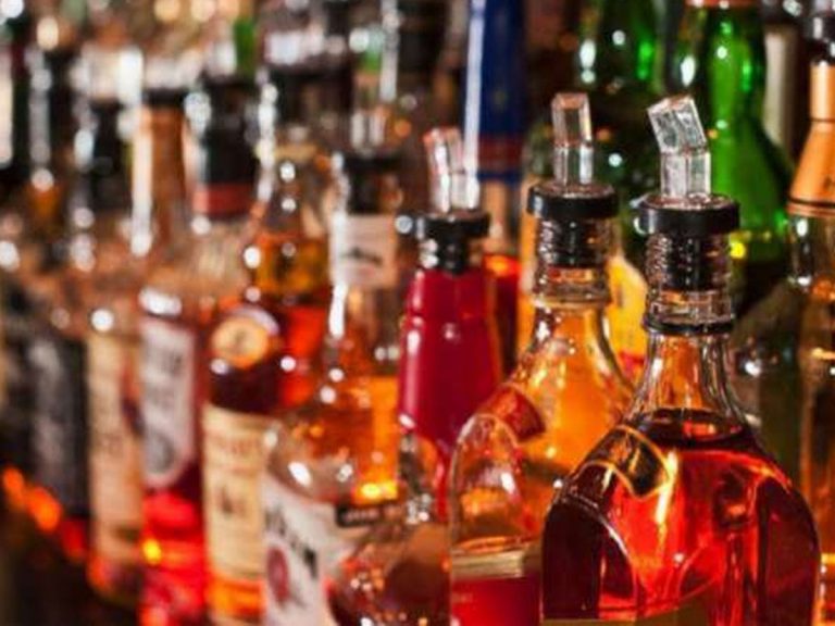 మందుబాబులకు గుడ్‌న్యూస్‌.. తగ్గనున్న లిక్కర్‌ ధరలు..