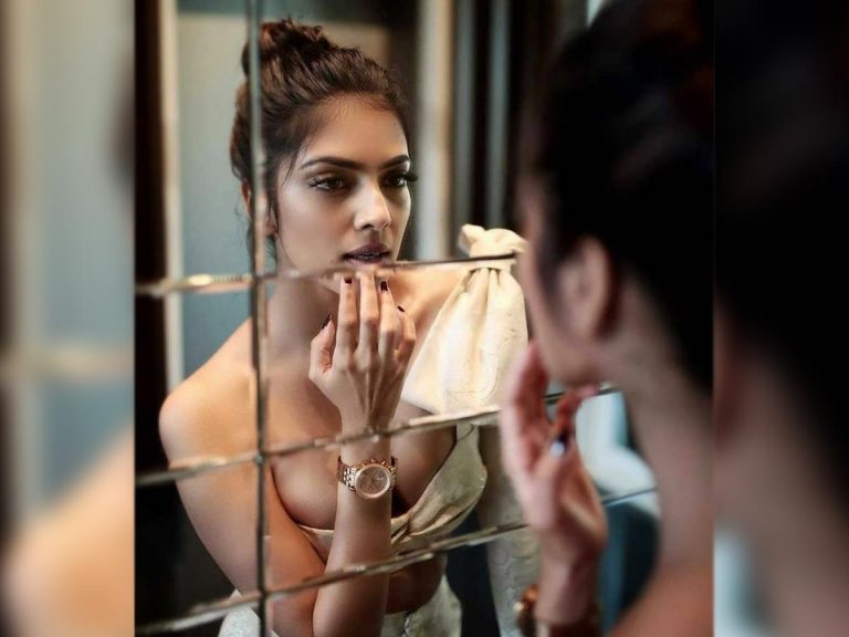 అద్దం ముందు అందాల ఆరబోత.. ‘మాస్టర్’ బ్యూటీ ప్రత్యేకత