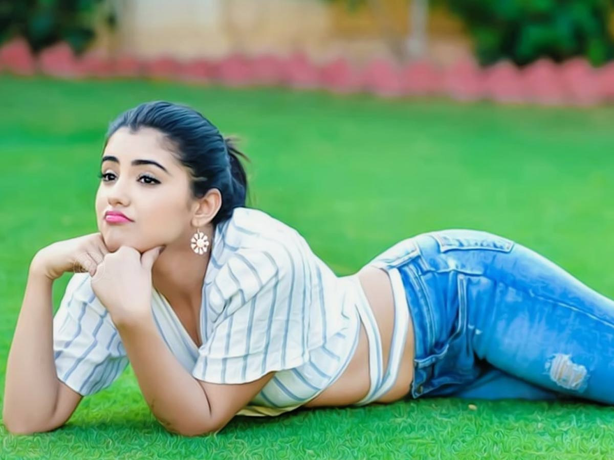 నైట్ గౌన్ లో ‘నేల టికెట్’ భామ.. నిద్ర రానివ్వనంటుందే