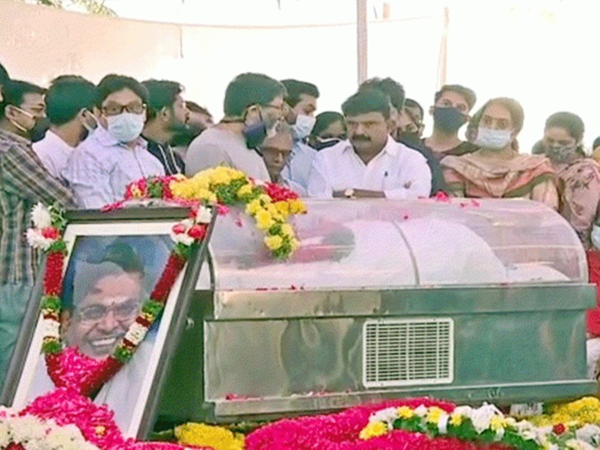 సిరివెన్నెలకు నివాళులర్పించిన ఏపీ, తెలంగాణ మంత్రులు