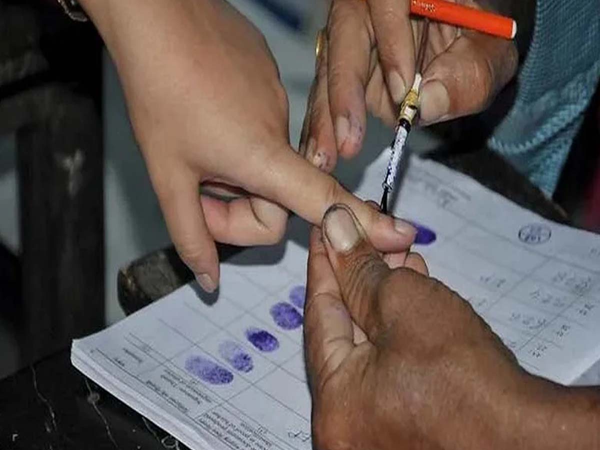 తెలంగాణలో కొనసాగుతున్న ఎమ్మెల్సీ పోలింగ్‌