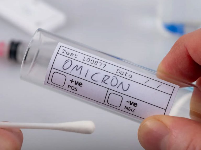 అలసత్వం వీడి ఒమిక్రాన్‌కు చెక్‌ పెట్టాలి!