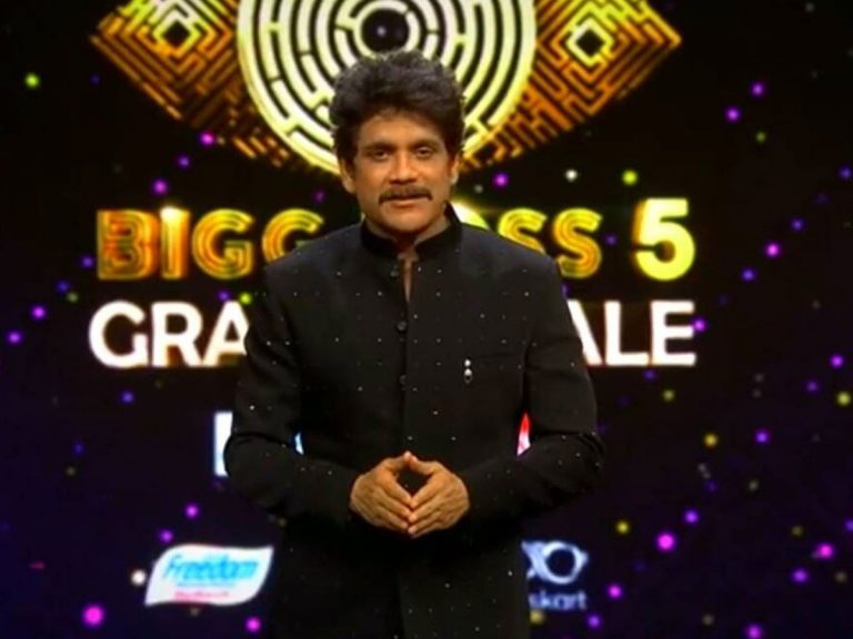 బోల్డ్ బ్యూటీ తో డేట్ కి వెళ్తానన్న నాగ్ .. స్టేజిపైనే ముద్దులు