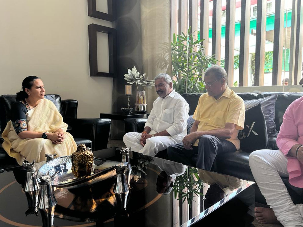 పునీత్ రాజ్ కుమార్ కుటుంబాన్ని పరామర్శించిన పెద్దిరెడ్డి !