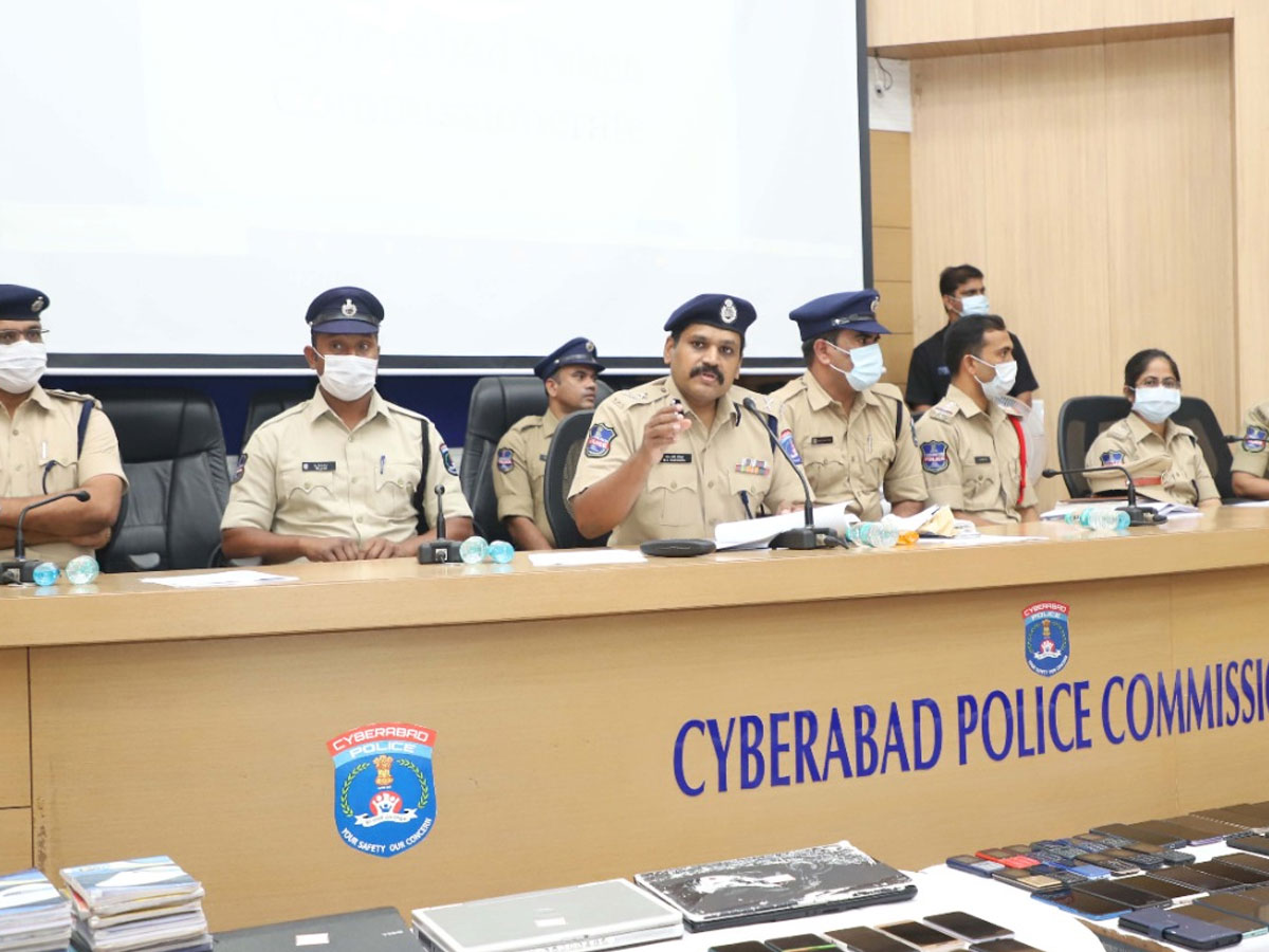 నిరుద్యోగ యువతతో ఫ్రాడ్ చేయిస్తున్న సైబర్​ నేరగాళ్లు…