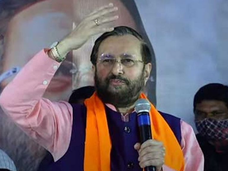 పుష్ప సినిమా చూస్తా.. ఏపీలోనూ అదే జరుగుతోంది : మాజీ కేంద్రమంత్రి