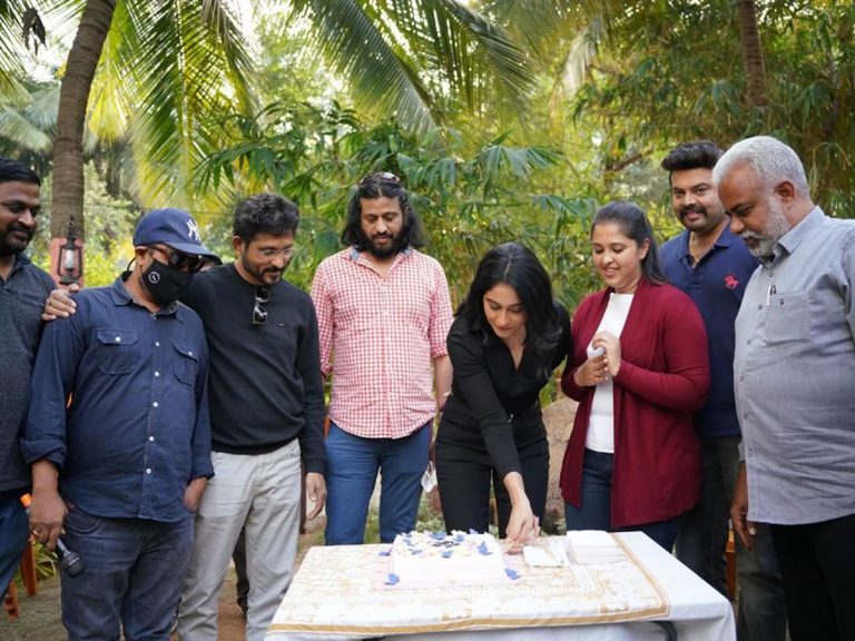 ‘బ్రేకింగ్ న్యూస్’ సెట్ లో రెజీనా బర్త్ డే వేడుకలు!