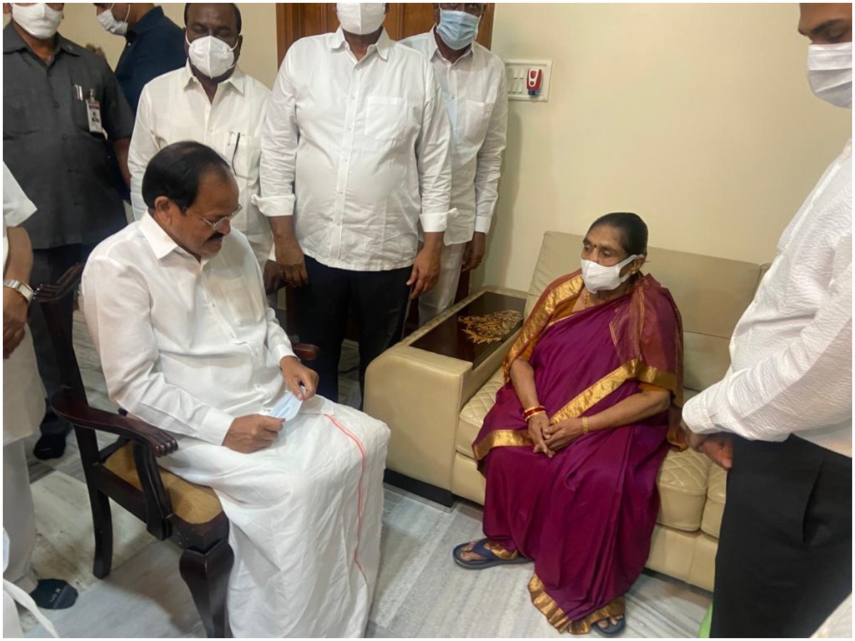 రోశయ్య కుటుంబానికి వెంకయ్య పరామర్శ