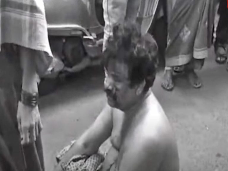 అమ్మాయిలతో అసభ్య ప్రవర్తన… రౌడీషీటర్‌ను చితక్కొట్టిన మహిళలు