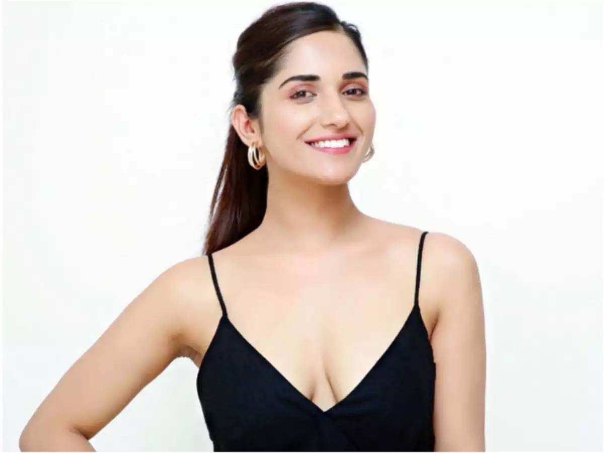 ‘డర్టీ హరి’ భామ లేలేత అందాలు..