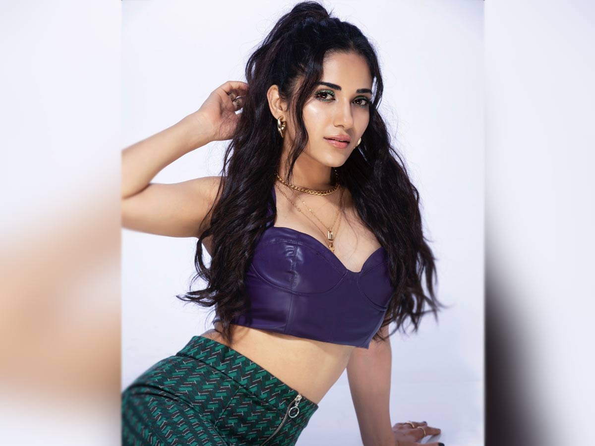 అందాల గేట్లు తెరిచి అల్లరి చేస్తున్న రుహానీ శర్మ..