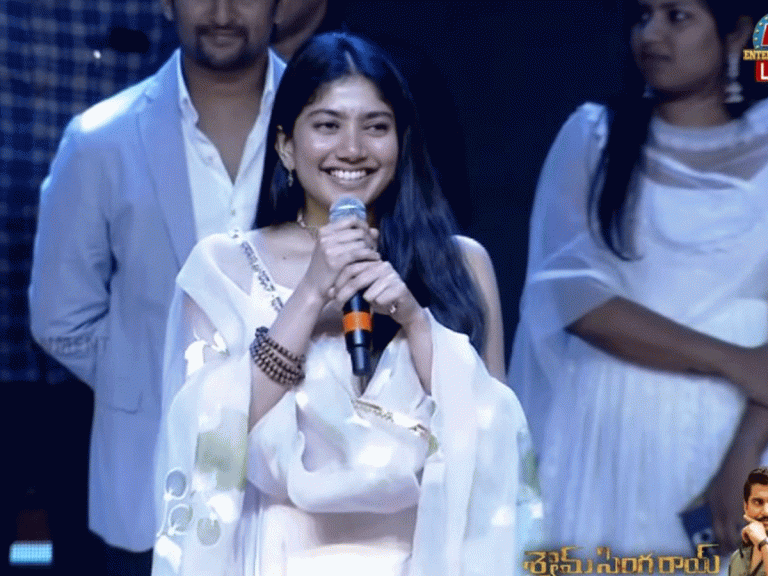 ఫ్యాన్స్ చేసిన పనికి స్టేజిపైనే ఏడ్చేసిన సాయి పల్లవి
