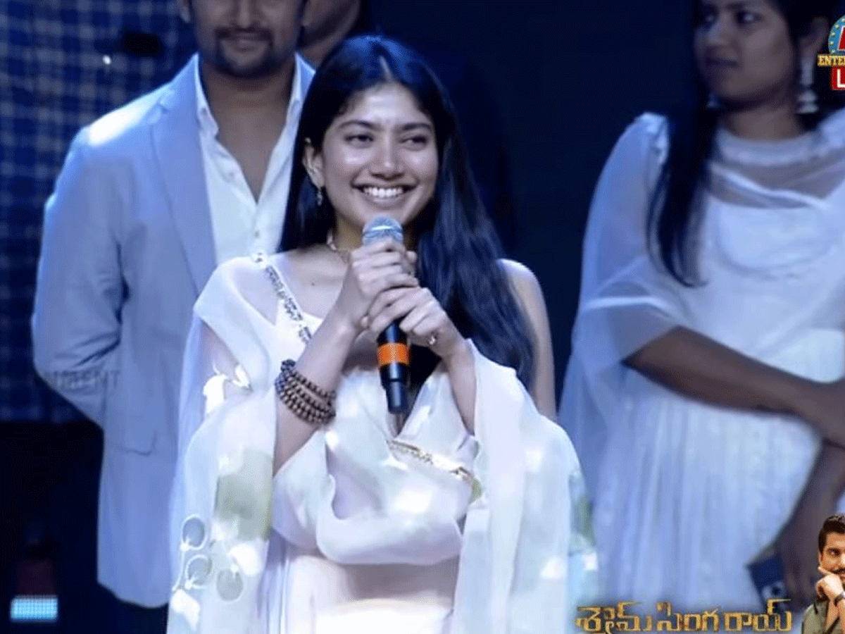 ఫ్యాన్స్ చేసిన పనికి స్టేజిపైనే ఏడ్చేసిన సాయి పల్లవి