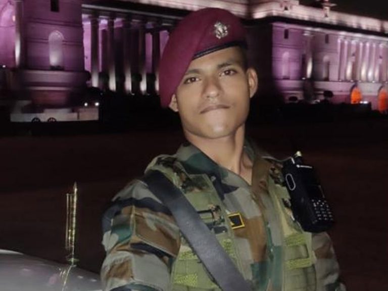 అమరవీరుడికి.. ఘన నివాళి..