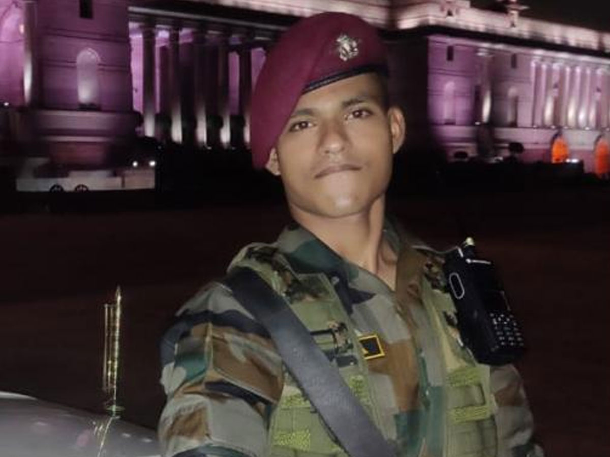 అమరవీరుడికి.. ఘన నివాళి..