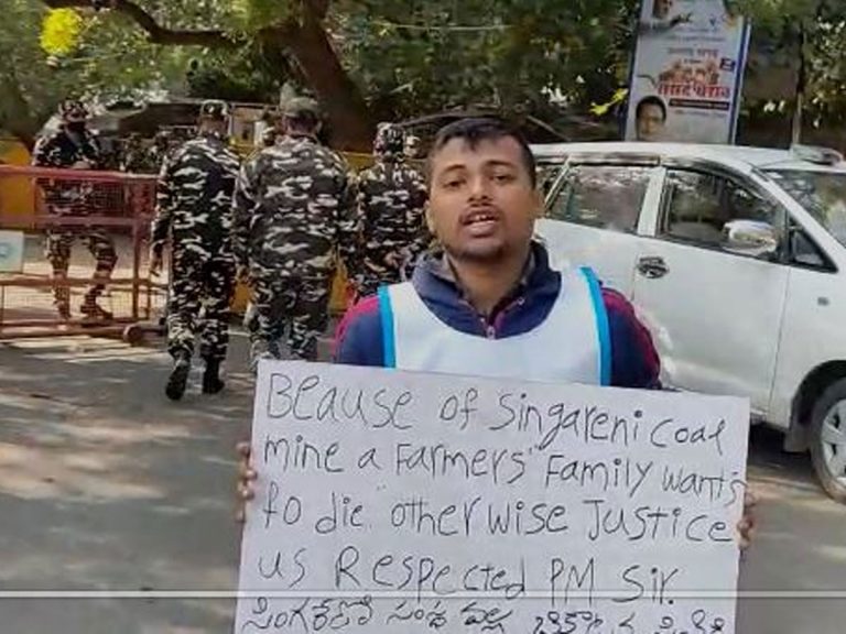 ఢిల్లీ నడిబొడ్డున తెలంగాణ యువకుడి నిరసన..