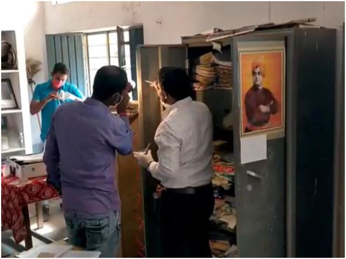 బీరువా తాళాలు పగులగొట్టి… ఎగ్జామ్ పేపర్స్ దొంగిలించి!