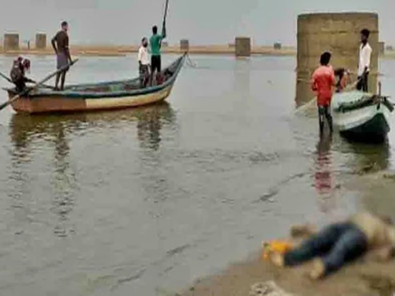 సెల్ఫీలు దిగుతూ గోదావరిలో పడి ఇద్దరు యువకులు మృతి