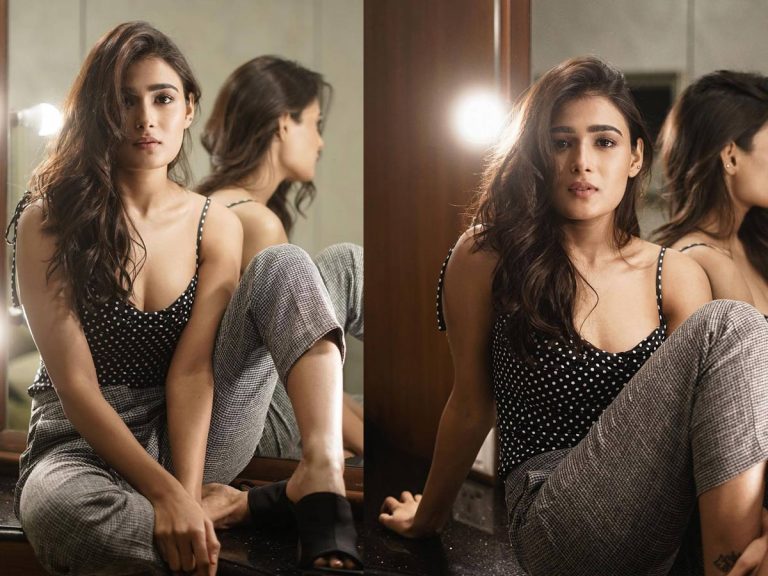 అద్దం ముందు ‘అర్జున్ రెడ్డి’ భామ అందాల విందు..