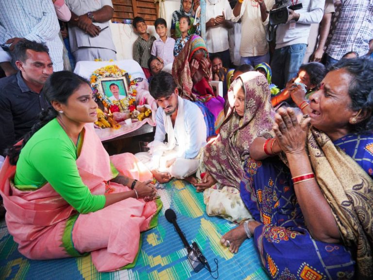 ఇవి ఆత్మహత్యలు కావు, కేసీఆర్ హత్యలు : వైఎస్ షర్మిల