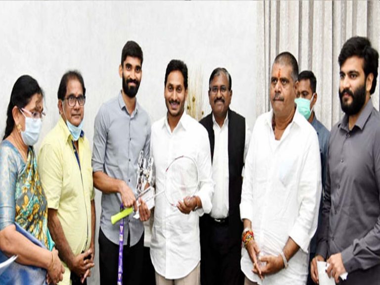 కిడాంబి శ్రీకాంత్‌కు ఐదెకరాల భూమి కేటాయించిన సీఎం జగన్‌