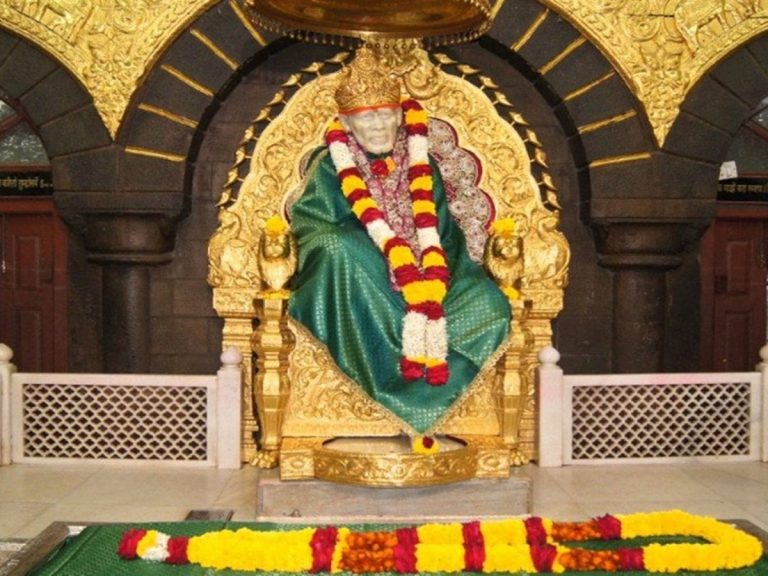 ఒమిక్రాన్ ఎఫెక్ట్.. రాత్రిపూట షిర్డీ ఆలయం మూసివేత