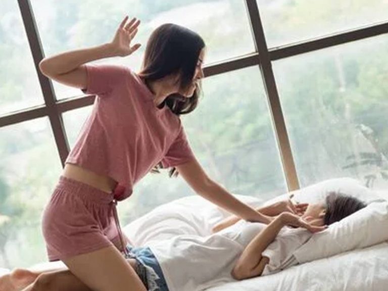 రోజుకు 50 చెంపదెబ్బలు.. ఇట్టే అందంగా మారిపోతారంట!