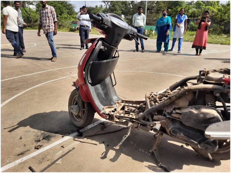 టీచర్ స్కూటీలో పాము.. ఎంత పనిచేసిందంటే?