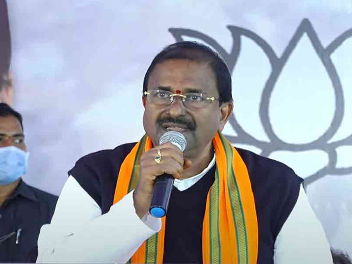 మైండ్‌ గేమ్‌ రాజకీయాలకు చెక్‌ పెడతాం-సోమువీర్రాజు