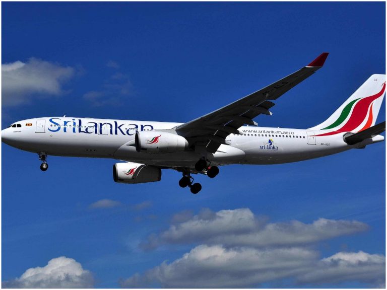 శంషాబాద్‌ ఎయిర్ పోర్ట్‌లో ఇరుక్కుపోయిన ఫ్యామిలీ