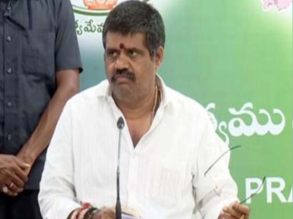 వాణిజ్య నౌక ఎం.వీ.మా ను సందర్శించిన మంత్రి అవంతి