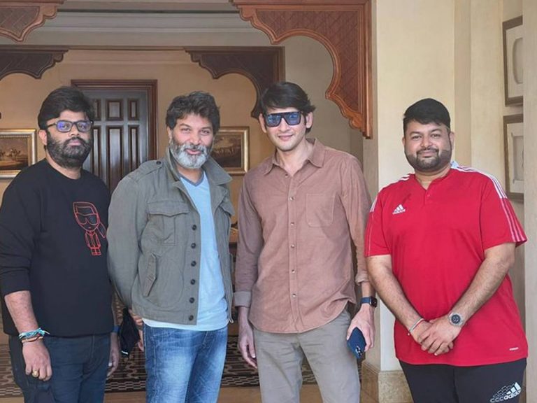 త్రివిక్రమ్ తో మహేష్ బాబు.. అలా దుబాయ్ లో మొదలెట్టేశారుగా