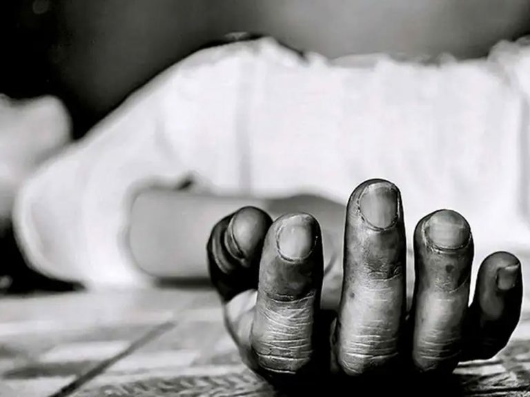 ఎంత పనిచేశావమ్మా.. పిల్లల గొంతు కోసి తాను ఆత్మహత్య..