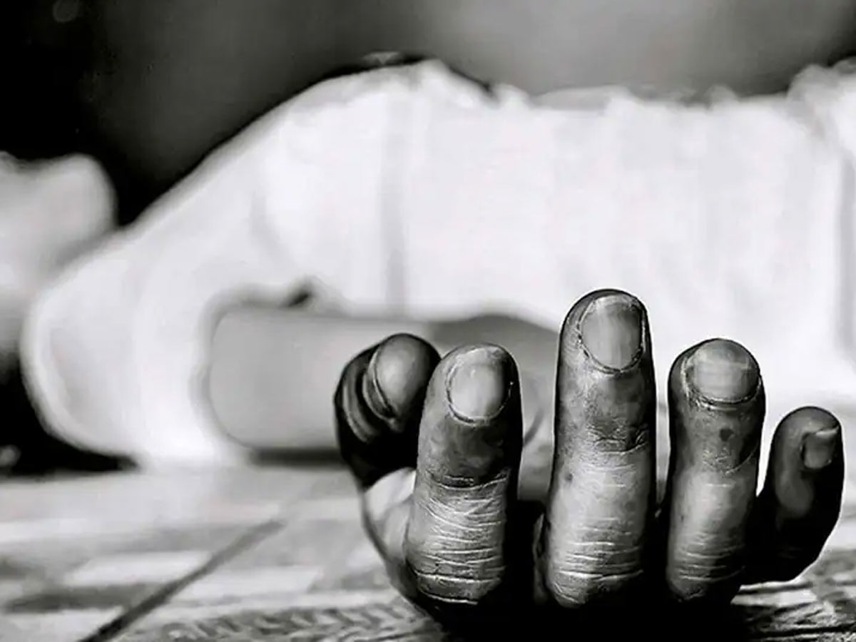 ఎంత పనిచేశావమ్మా.. పిల్లల గొంతు కోసి తాను ఆత్మహత్య..