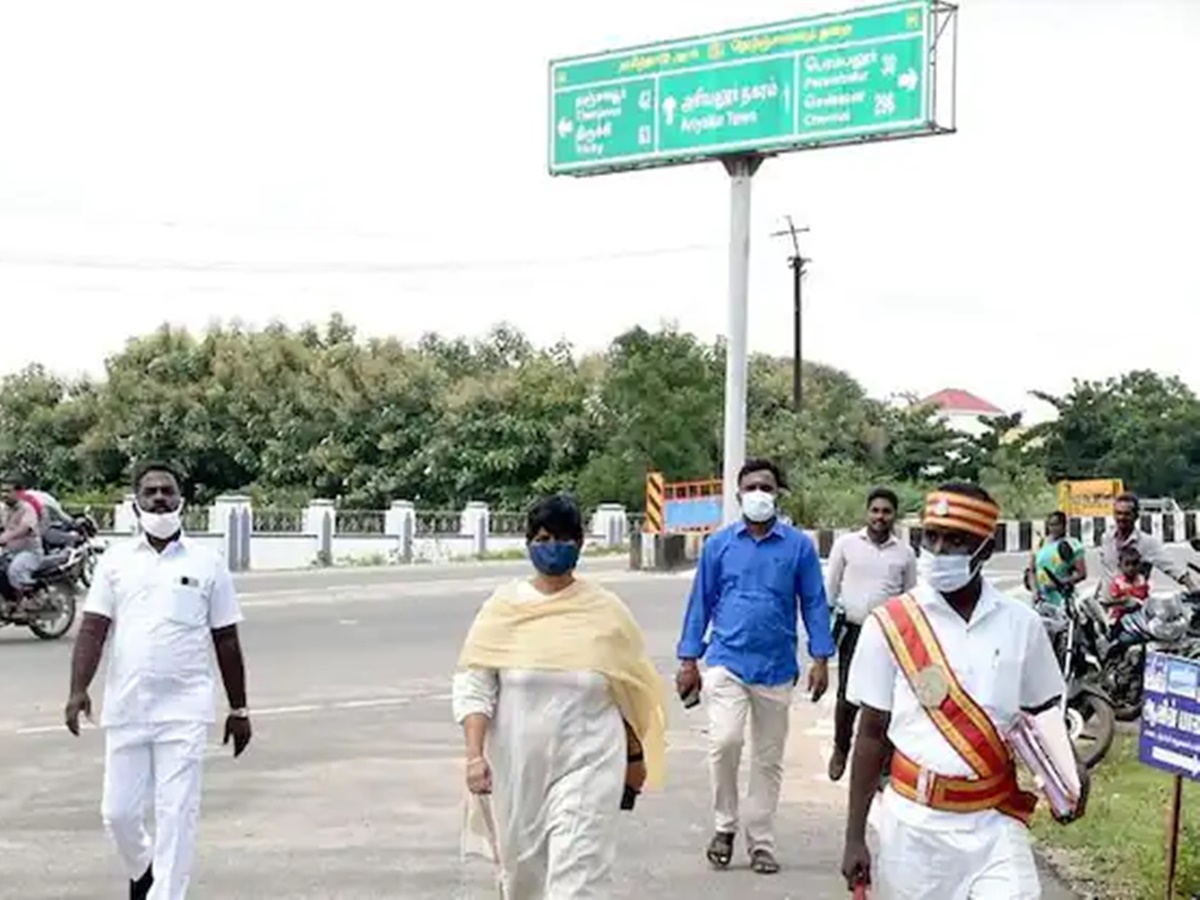 కలెక్టర్ సింప్లిసిటీ… రెండు కి.మీ. నడిచి ఆఫీస్‌కు వెళ్తున్న కలెక్టర్