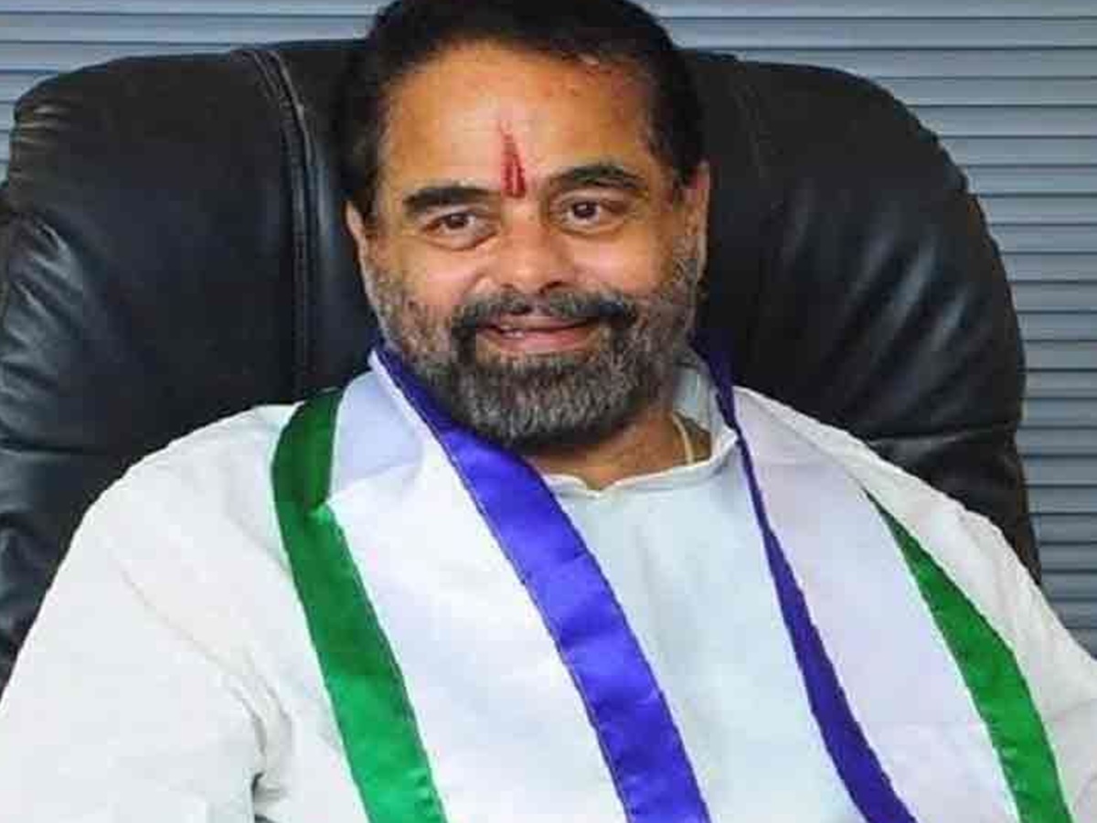 వీడియో: కబడ్డీ ఆడుతూ కిందపడిపోయిన ఏపీ స్పీకర్