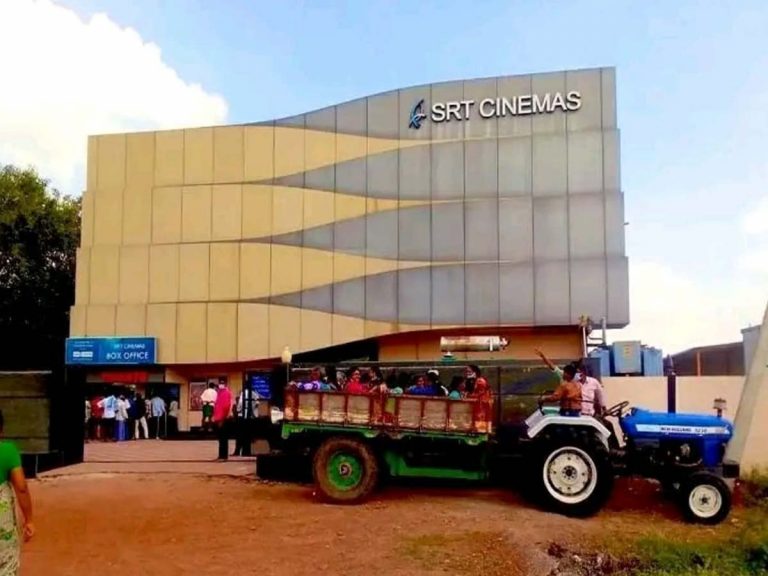 అఖండ సినిమాకు ట్రాక్టర్లలో వచ్చిన మహిళలు