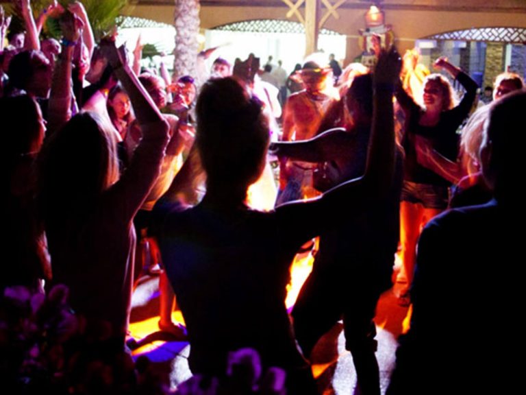 అర్ధరాత్రి.. అర్ధనగ్న డాన్సులు.. టాలీవుడ్ పబ్ సీజ్