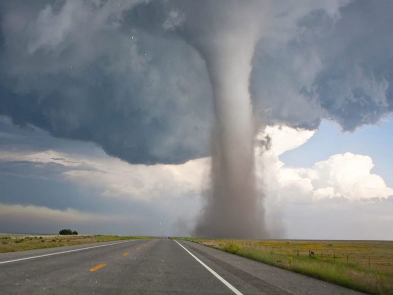 అమెరికాలో టోర్నడోల బీభత్సం.. ఎమర్జెన్సీ ప్రకటన