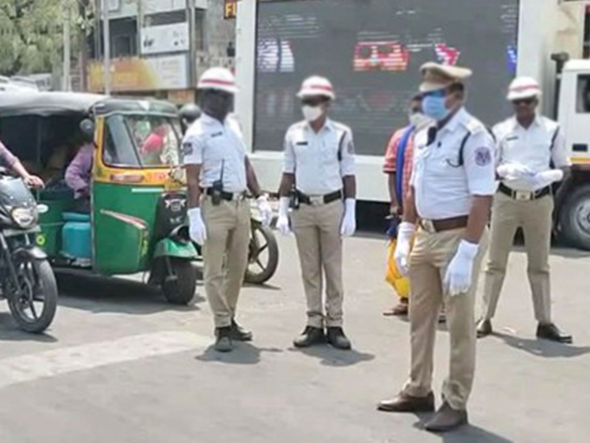 మానవత్వాన్ని చాటుకున్న కాచిగూడ ట్రాఫిక్ పోలీసులు…