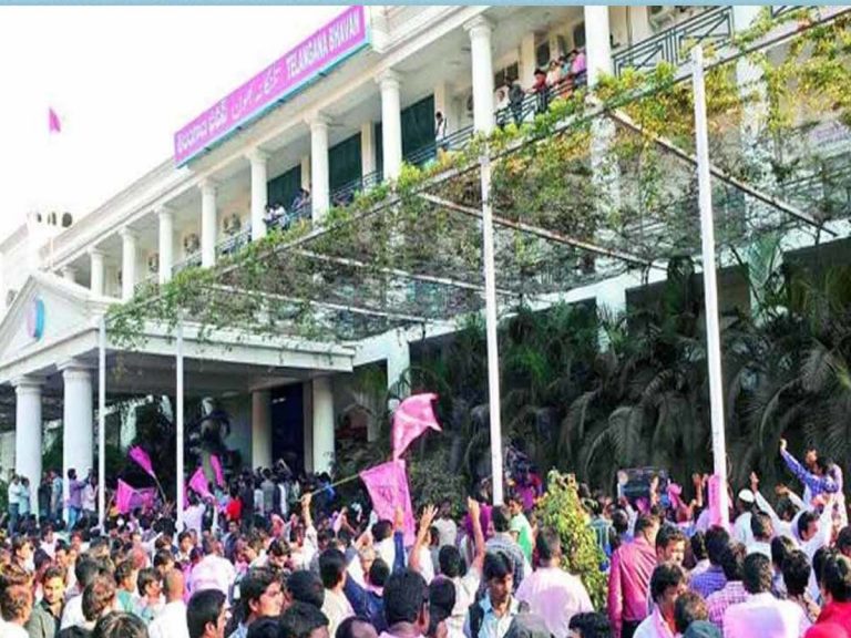 టీఆర్‌ఎస్‌ భవన్‌లో సంబరాలు