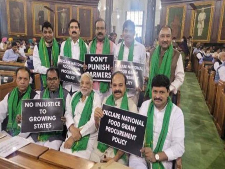 లోక్‌సభ నుంచి టీఆర్‌ఎస్‌ వాకౌట్‌