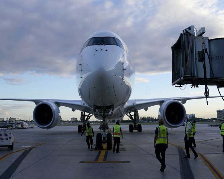 ఒమిక్రాన్ టెన్ష‌న్‌:  5 రోజుల్లో 12 వేల విమాన స‌ర్వీసులు ర‌ద్దు…