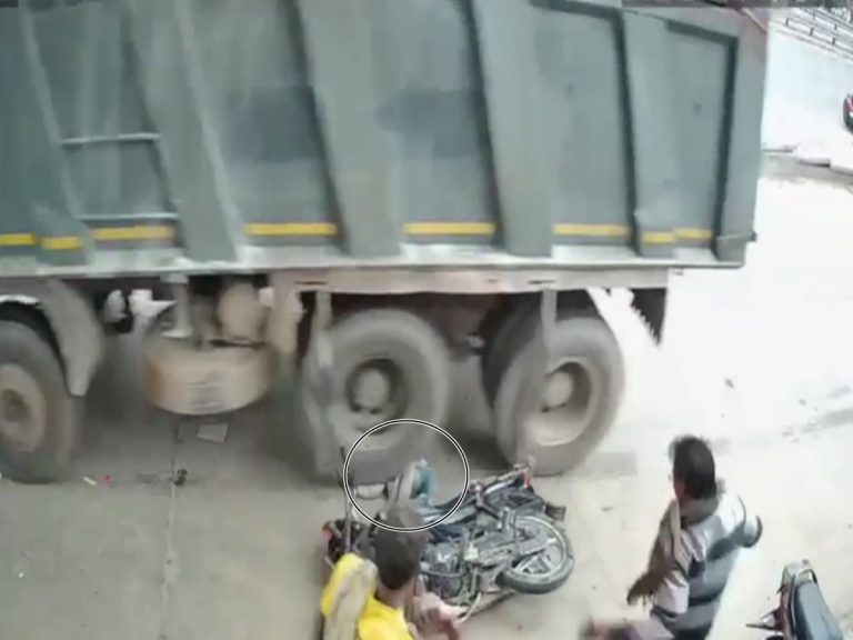 వైరల్ వీడియో: చిన్నారి ప్రాణాన్ని బలిగొన్న తల్లిదండ్రుల నిర్లక్ష్యం