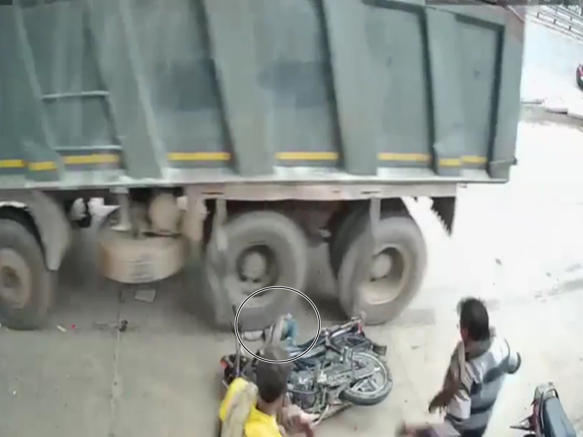 వైరల్ వీడియో: చిన్నారి ప్రాణాన్ని బలిగొన్న తల్లిదండ్రుల నిర్లక్ష్యం