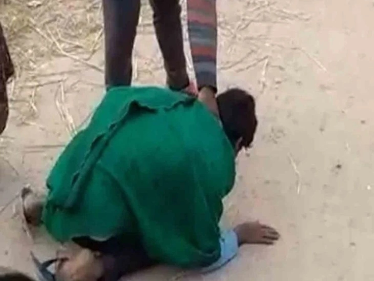 దారుణం.. ఓటు వేసేందుకు నిరాకరించారని ఉమ్మి నాకించాడు