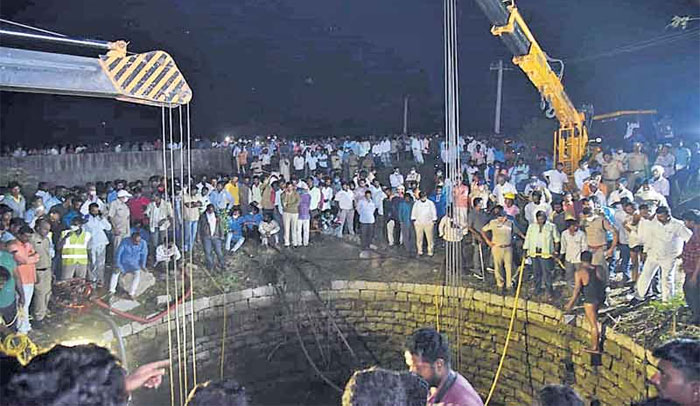 బావిలోకి దూసుకెళ్లిన కారు.. త‌ల్లి కొడుకుల‌తో పాటు గ‌జ ఈత‌గాడు మృతి